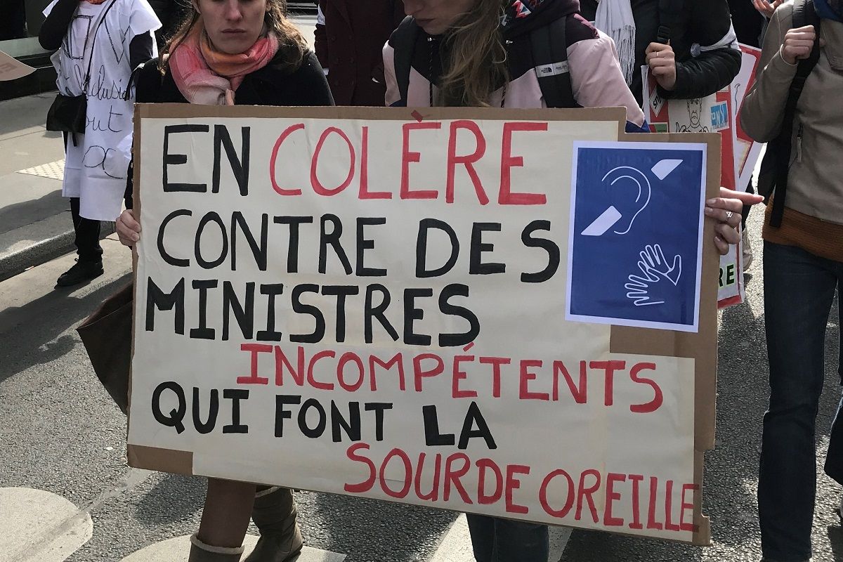 l'intersyndicale de l'institut des jeunes sourd et jeunes aveugles dénonçant le mépris des politiques 764c6