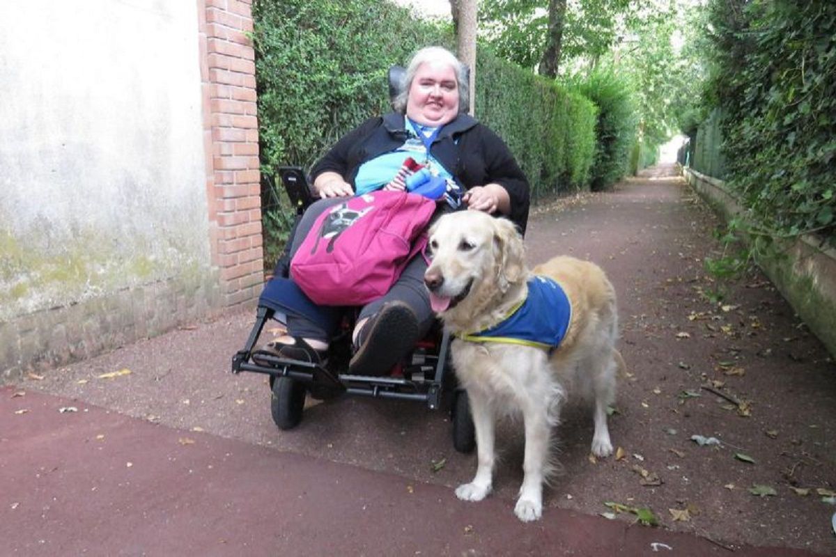 Christine expulse pour la deuxieme fois dun magasin avec son chien dassitance