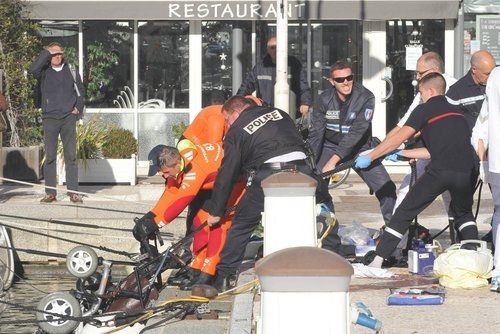 Les services de secours intervenant sur le port de Fréjus dans le Var pour sortir de l'eau l'homme en fauteuil tombé a l'eau quelques minutes auparavant© Gabrielle PROMPT
