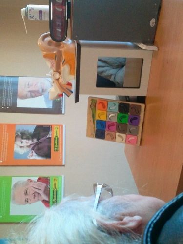 Une femme âgé de 70 ans qui revient a audition santé a Toulouse, après avoir acheté un premier appareil manifestement qui ne lui convenait pas chez Optical Center a Toulouse Purpan© F.H.I /Stéphane LAGOUTIERE