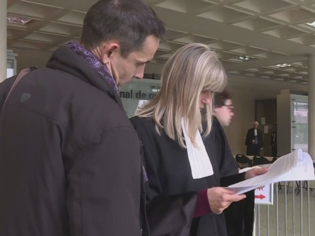 Me Martine_VERDIER_lisant_a_son_client_la_decision_du_tribunal_de_Nanterre