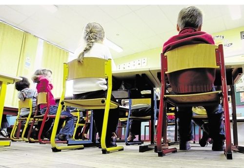 Des enfants en dernière année de maternelle vue de dos (illustration)