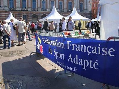 Le Stand de la Fédération des sports adaptés a Toulouse lors d'une journée des associations place du Capitole