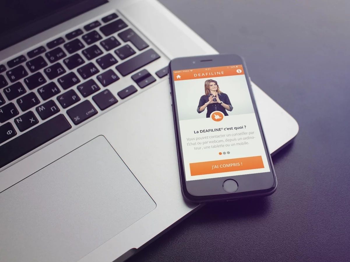 Interprete dans la poche innovation telephonique DEAFI