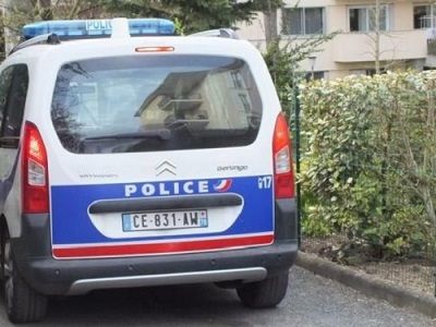 Le véhicule de police au domicile de la famille, L'homme de 72 ans a tenté de se suicider après avoir donné la mort à son fils, dont il ne supportait plus les souffrances.
