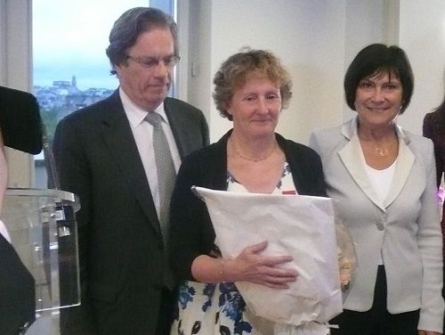 A Gauche Daniéle LANGLOYS Présidente de l'association Autisme France et Marie Arlette CARLOTTI ministre des personnes handicapées a l'occasion de la remise de la légion d'Honneur
