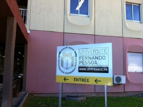 Centre Fernando Pessoa d'origine portugaise, ouverte a la Garde dans le Var sous le titre d'université, titre actuellement contesté par le ministère de la recherche et de l'enseignement supérieur