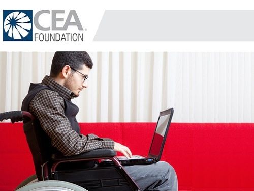 Un homme en fauteuil avec un ordinateur; Image de  la page d'acceuil du site de la fondation americaine