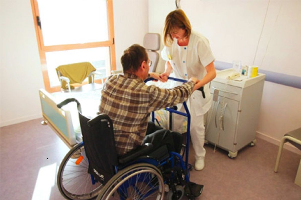 Une personnes en fauteuil dans un centre de reeducation