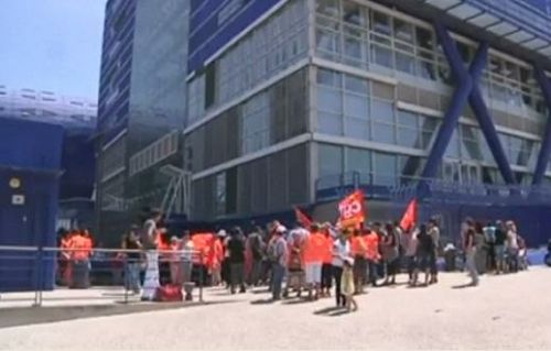 les salariés environ 300 de l'APAF le 1er juin devant le conseil général des bouches du Rhône ou la directrice a reçu avec la promesse du table ronde
