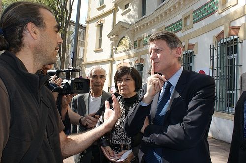 Marie-Arlette Carlotti et Vincent Peillon a Marseille le 5 avril 2012 en pleine campagne présidentielle devant l'école élémentaire Leverrier (4e) avec un parent d'élève. Les parents d'élèves et de nombreux enseignants sont en grève pour protester contre les suppressions de postes