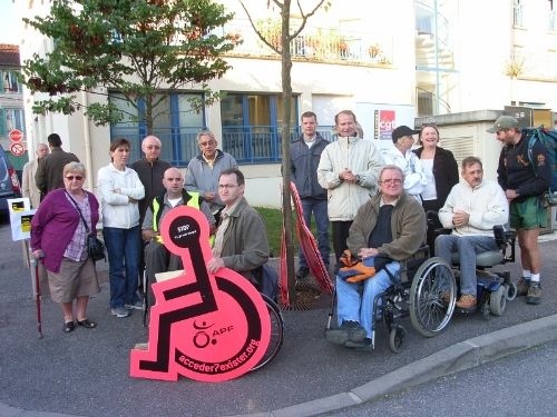 Des adhérents de l'APF qui manifestation en déjà le 5 Mai 2010 devant la devant MDPH Bar le Duc