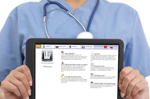 Un medecin avec un tablette sur lequel il peut consulté les informations médicale de son patient (illustration 2012)