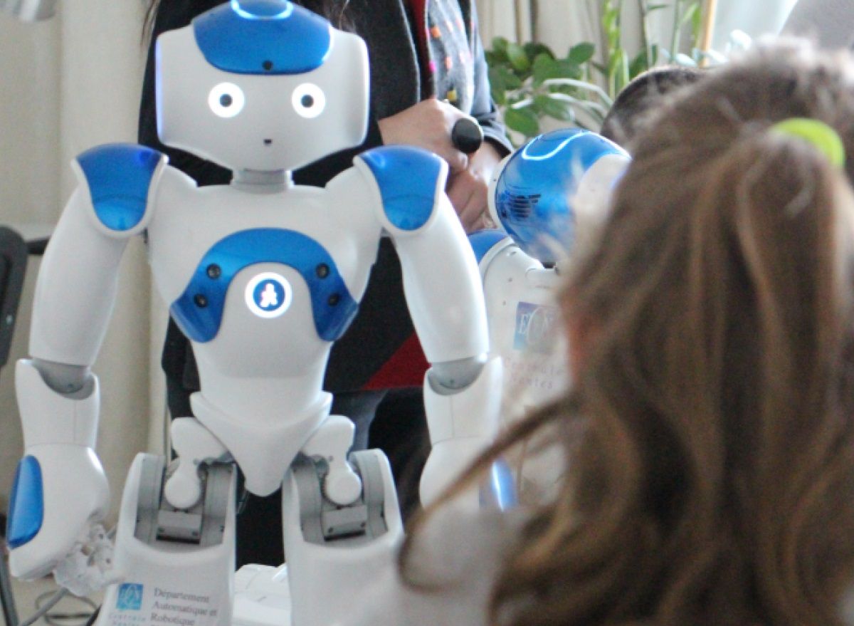 Nao le_petit_robot_avec_des_jeunes_enfants_autistes_a_Nantes