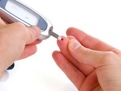 Diab&egrave;te une femme analysant son taux de sucres