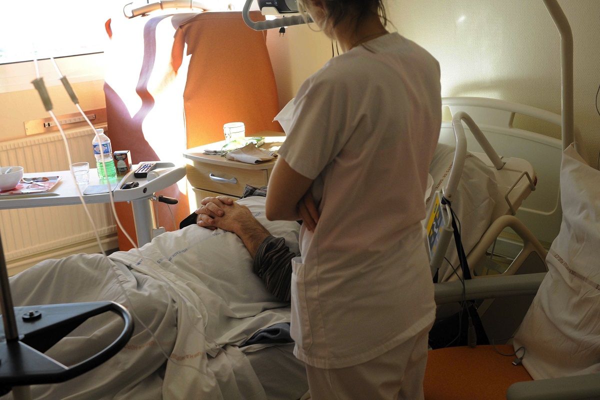 Fin de vie une infirmiere au chevet d-une personnes malade