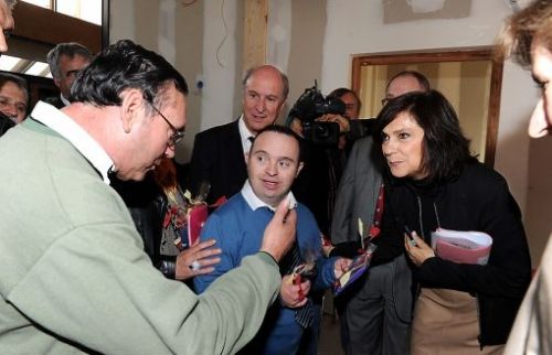 Marie-Arlette Carlotti avec personnes handicapées à l'intérieur de l'Atelier de vie "Camp del Mas" à Baho
