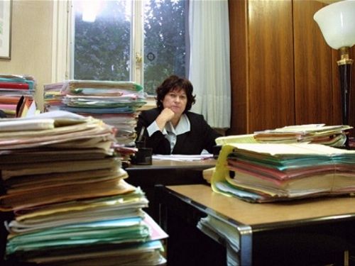 Le Juge Marie-Odile Bertella-Geffroy au pôle santé du TGI de Paris a instruit les grands dossiers de santé publique : l'amiante, le sang contaminé, la vache folle, Tchernobyl, le syndrome de la guerre du Golfe et le procès de l'hormone de croissance. Ici, en 2001 dans son bureau du palais de justice de Paris  © AFP