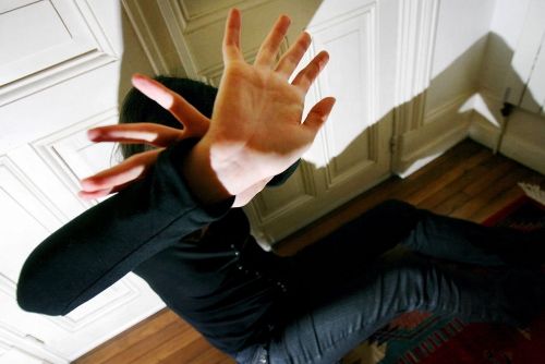 Une femmes victime d'une agression. Des droits des victimes qui doivent être conservé selon les associations (Illustration)