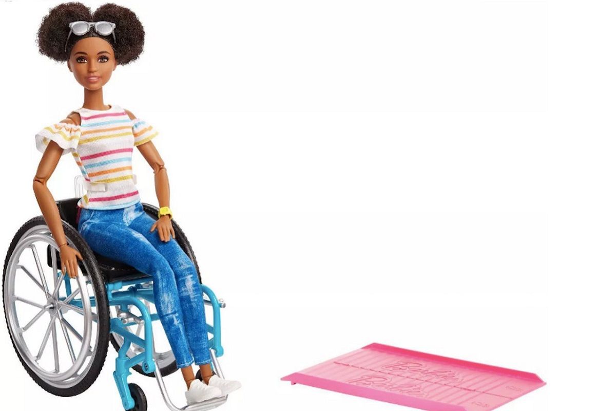 La nouvelle poupée Barbie noire et handicapée en fauteuil avec rampe d'accès  eba96