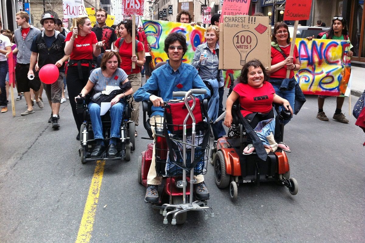 Des jeunes handicapees manifestant dans les rues de Montreral en Mai 2015 pour le maintient de leurs bourse