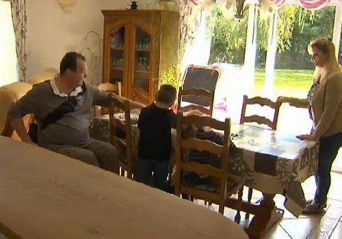Le pere en fauteuil et ses deux enfants et son epouse