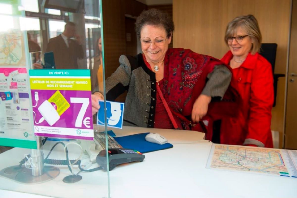 Pose du premier sticker S3A a la Gare de Nanterre Universite a destination des deficients intellectuelles