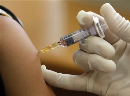 un médecin injectant vaccin contre une maladie contagieuse (Illustration 2009)