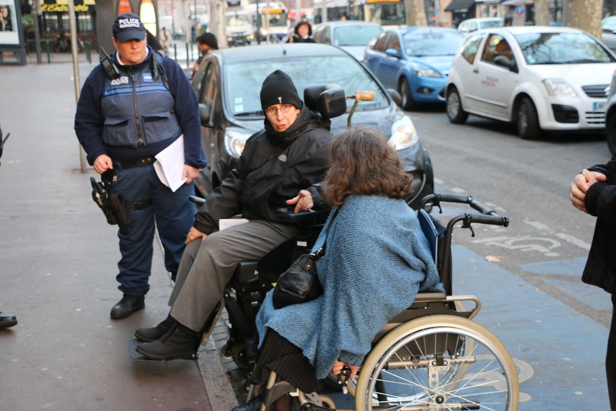 Odile MAURIN avec les membre de l APF lors de mobilisation anti-stationnement GIG_GIC le 23 decembre 2015