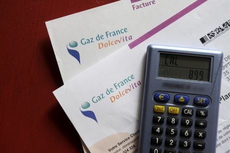 Tarifs sociaux le plafond relevé a 893 euros plus de 500 000 nouveaux concerné (illustration deux facture EDF avec une calculette)