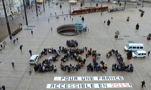 Chaîne humaine le 14 février 2011 au Mans, en faveur de la loi sur l?accessibilité prévue pour 2015 ©Jean-François MONIER /AFP.