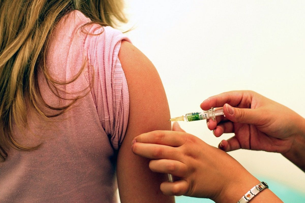 Un adulte recevant une vaccination