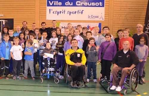 Les enfants valides et handicapés a la fin de la troisième journée handisport au Creusot