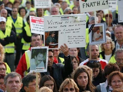 Les victimes amiante manifestant dans la rue