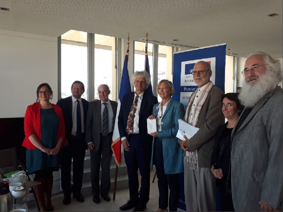 2018.10.05.Sophie CLUZEL entouree par les membre du conseil scientifique lors de la remise du livre