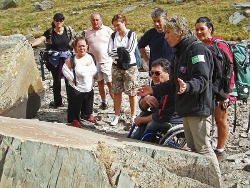 Une sortie destiné a des personnes en situation de handicap moteur diverses et animée par un garde moniteur Jean-Marie Cévasco dans la vallée des Merveilles en fin d'été Parc national du Mercantour le 16/09/2007 ©MALTHIEUX Laurent / Parcs Mercantour