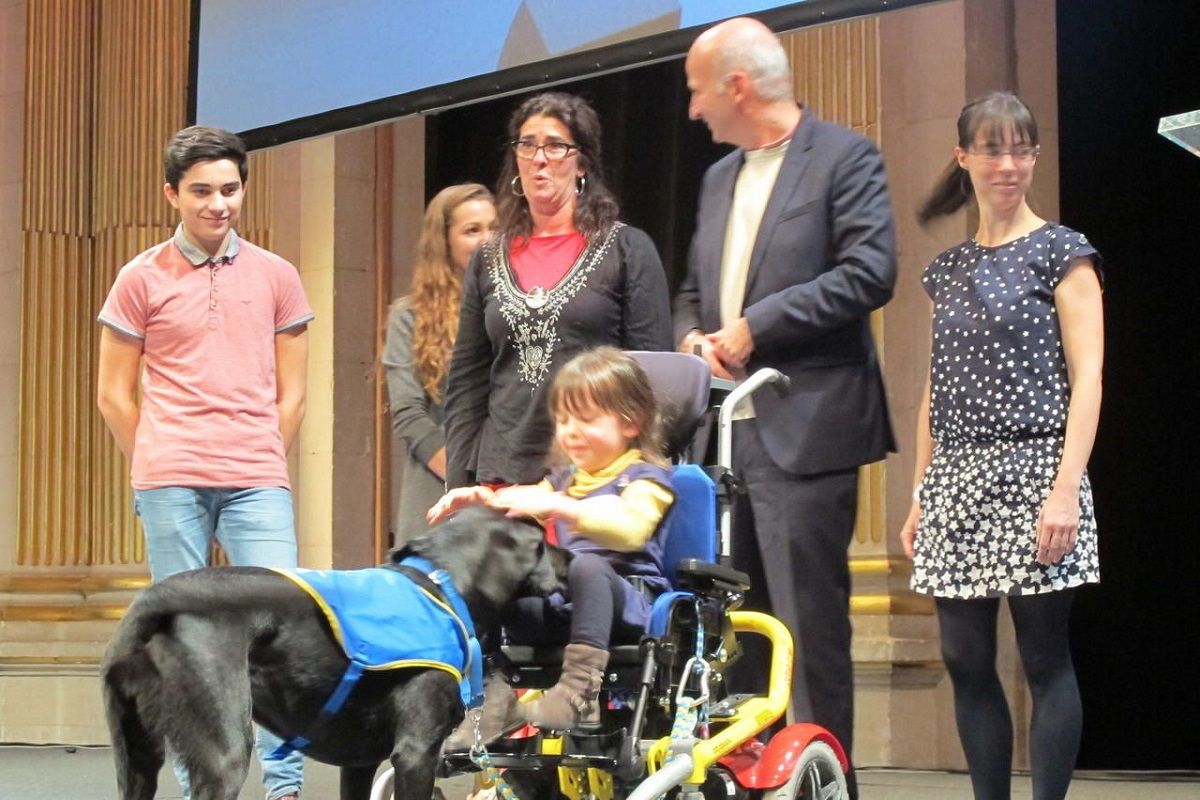 Remise de chien d assistance par l association HandiChien a Paris