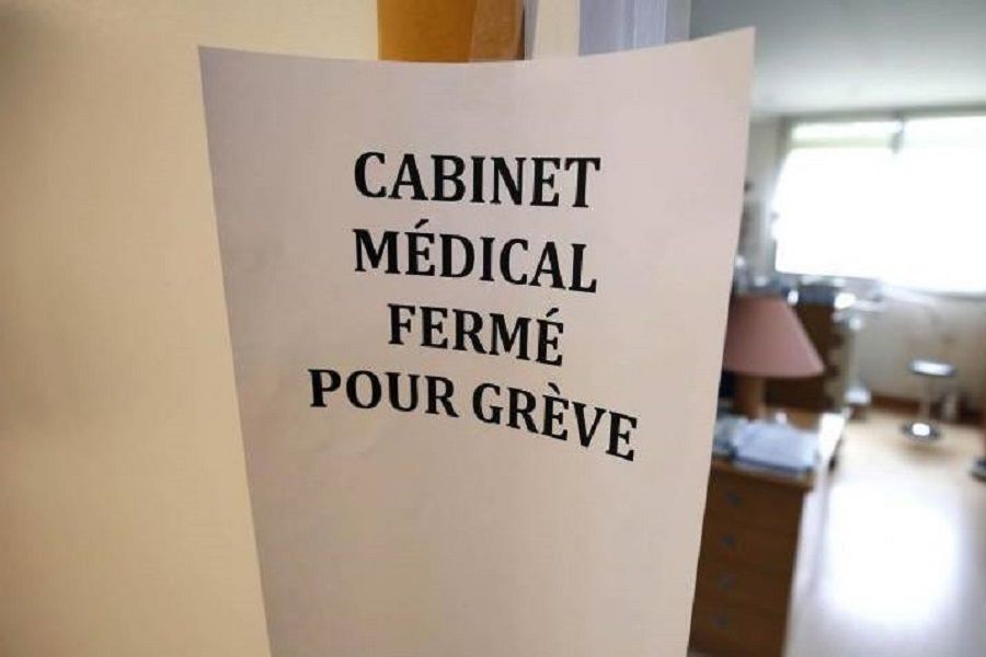 Panneau precisant la fermeture du cabinet pour cause de greve
