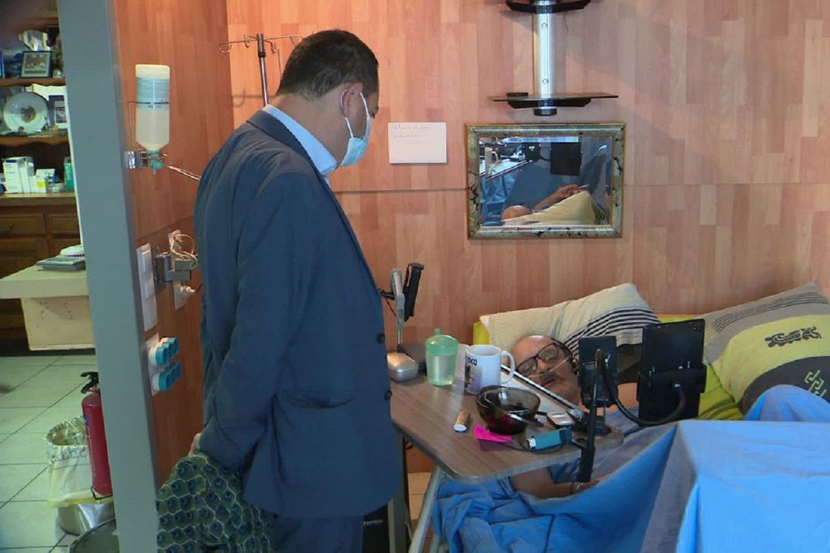 Jean Luc ROMERO au chevet de Alain COCQ le 2 septembre dernier fb084