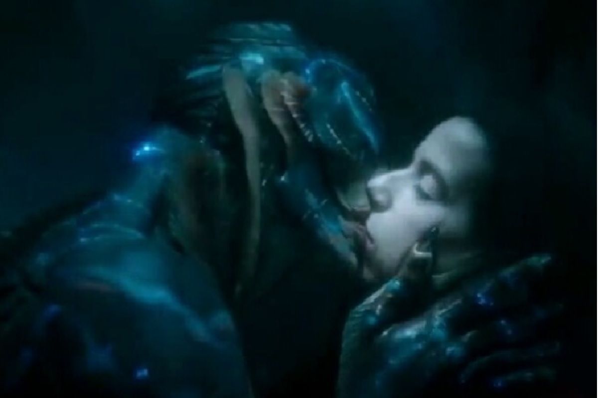 elisa embrassant la creature marine dans le film de del toro la forme de leau sortie en janvier 2018 6905a