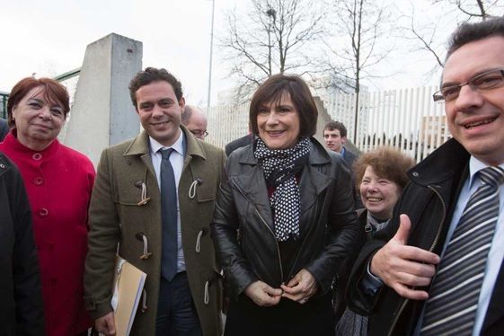 Mme la Ministre en charge du handicap, Marie-Arlette CARLOTTI à l’ occasion de sa visite à Bagnolet dans un SESSAD en vue de favoriser leurs développements. A sa droite le député de la 7e circonscription de Seine-Saint-Denis, Razzy HAMMADI et à sa gauche Jean-Paul CHAPEAU directeur de Trisomie 21 France © F.H.I / DR