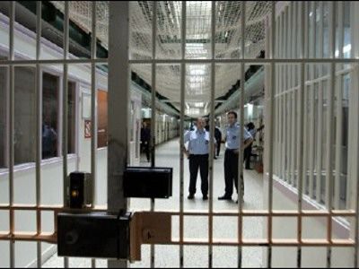 Des gardiens dans l'un des couloir de la prison fresnes
