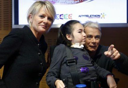 Sophie Davant et Franck Dubosc entourent la petite Léa, 11 ans, qui participera avec eux à l'édition 2012 du Téléthon. ©AFP