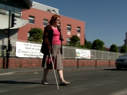 Une femme aveugle traversant la rue avec un feux tricolore sonore a Valencienne